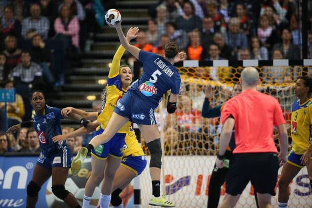 Sweden France 23 IHF Handball Womens World Cup Hamburg 15 12 17 Hamburg 15 12 17 Sport Handball 23 IHF Handball Womens World Cup Semifinals Sweden France Camille Ayglon Saurina France 05 Anna Lagerquist Sweden 19 xmmkx