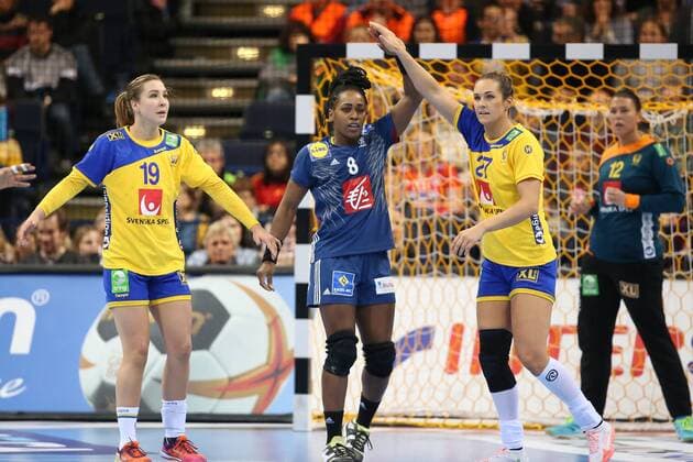 Sweden France 23 IHF Handball Womens World Cup Hamburg 15 12 17 Hamburg 15 12 17 Sport Handball 23 IHF Handball Womens World Cup Semifinals Sweden France Fighting at the circle Laurisa Landre France 08 Anna Lagerquist Sweden 19 Sabina Jacobsen Sweden 27 xmmkx