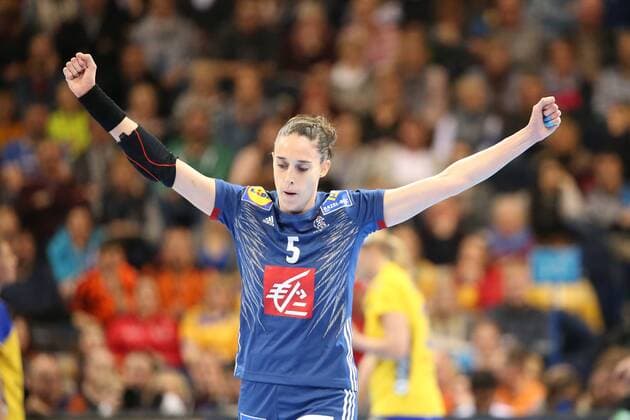 Sweden France 23 IHF Handball Womens World Cup Hamburg 15 12 17 Hamburg 15 12 17 Sport Handball 23 IHF Womens Handball Womens World Cup Semi-Finals Sweden France Cheering Torjubel at Camille Ayglon Saurina France 05 xmmkx