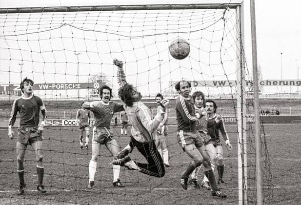 From 2 BL North 1974 75 VfL Wolfsburg against Rot Weiss Oberhausen 2 0 here at 13 04 1975 In the photo gate for the VfL WOB
