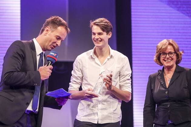 Felix Presentation NRW Sportsman of the Year 2017 Duesseldorf 15 12 2017 NRW Young Sportsman of the Year Hochspringer Falk Wendrich LAC Soest in an interview with presenter Claus Lufen WDR at the Felix Awards NRW Sportsman of the Year 2017 on 15 12 2017 in the Mitsubishi Electric Hall in Duesseldorf Nordrhein Westfalen Links NRW Official Ute Schaefer xakx