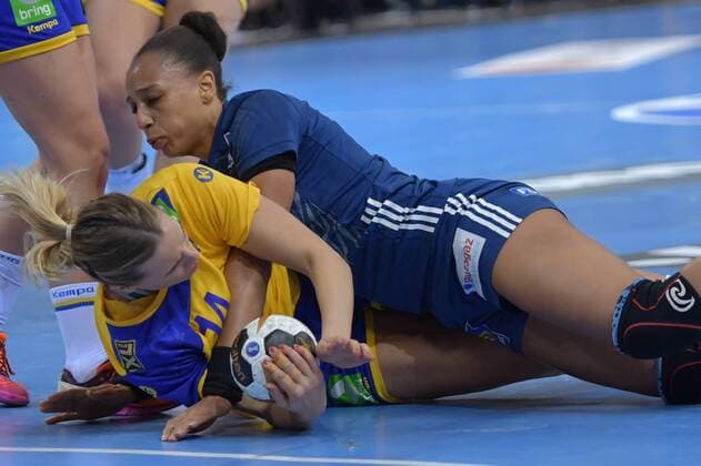GER HBL 23 IHF Womens Handball World Cup Semifinals Sweden vs France 15 12 17 Barcleycard Arena Hamburg GER HBL 23 IHF Womens Handball World Cup Semifinal Sweden vs France im Bild Johanna Westberg Sweden 14 tries to beat Beatrice Edwige France 24 nordphotox xWitke nph00002