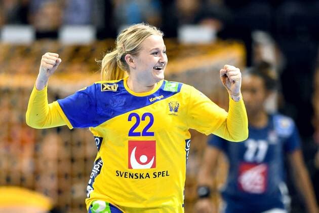 171215 Swedens Hanna Blomstrand celebrates the semi-final between Sweden and France during the World Cups World Cup on December 15, 2017 in Hamburg  Copyright: CARLxSANDIN BB171215CS134