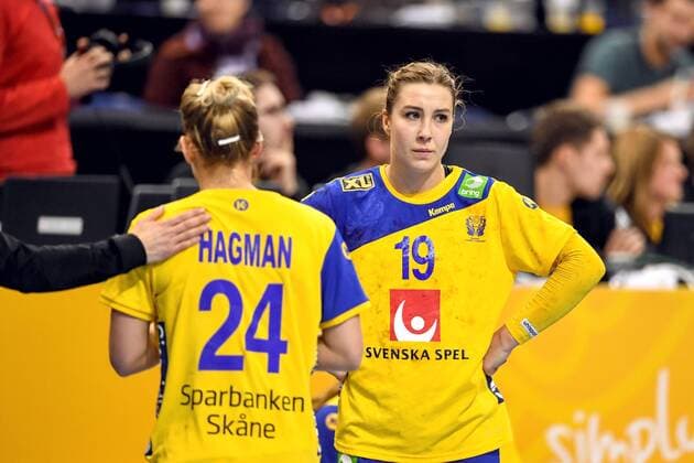 171215 Swedens Nathalie Hagman and Anna Lagerquist die after the semi-finals between Sweden and France during the World Cups World Cup on December 15, 2017 in Hamburg  Copyright: CARLxSANDIN BB171215CS144