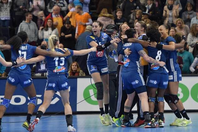 GER HBL 23 IHF Womens Handball World Cup Semifinals Sweden vs France 15 12 17 Barcleycard Arena Hamburg GER HBL 23 IHF Womens Handball World Cup Semifinal Sweden vs France pictured the team of France cheers for the finals nordphotox xWitke nph00002
