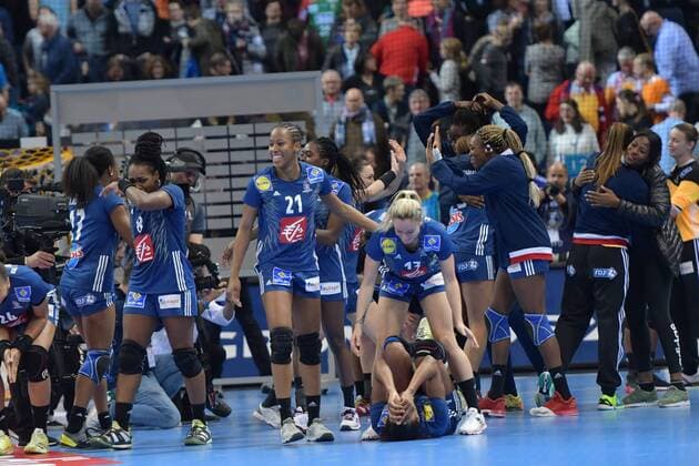 GER HBL 23 IHF Womens Handball World Cup Semifinals Sweden vs France 15 12 17 Barcleycard Arena Hamburg GER HBL 23 IHF Womens Handball World Cup Semifinal Sweden vs France pictured the team of France cheers for the finals nordphotox xWitke nph00002