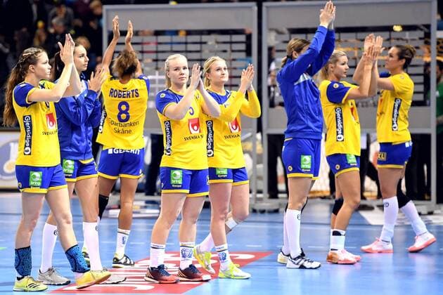 171215 The Swedish players thank the audience for the semi-finals between Sweden and France during the World Cup World Cup on December 15, 2017 in Hamburg  Copyright: CARLxSANDIN BB171215CS149