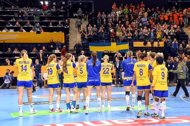 171215 The Swedish players thank the audience for the semi-finals between Sweden and France during the World Cup World Cup on December 15, 2017 in Hamburg  Copyright: CARLxSANDIN BB171215CS151
