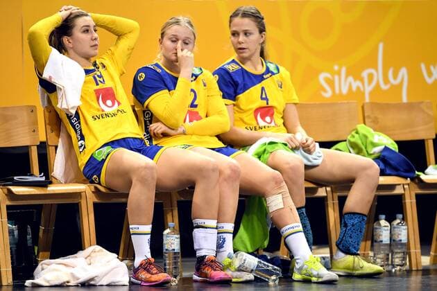 171215 Swedens Anna Lagerquist Hanna Blomstrand and Olivia Mellegard die after the semi-finals between Sweden and France during the World Cup World Cup on December 15, 2017 in Hamburg  Copyright: CARLxSANDIN BB171215CS152
