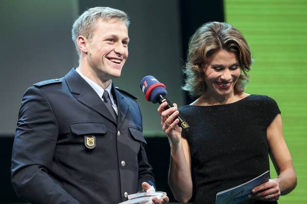 Felix NRW Sportsman of the Year 2017 Duesseldorf 15 12 2017 The NRW Sportsman of the Year Max Rendschmidt Canoeing and presenter Anke Feller at the Felix NRW Sportswear of the Year 2017 on 15 12 2017 in the Mitsubishi Electric Hall in Duesseldorf North Rhine-Westphalia xakx