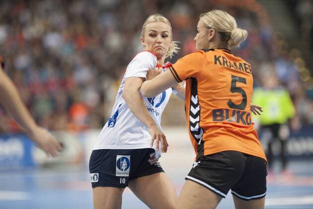 Veronica Egebakken Kristiansen Nr 4 Norway vs Danick Snelder Nr 10 Netherlands Netherlands Norway Handball 23 IHF Handball Womens World Cup 15 12 17 Hamburg Hamburg Germany Barclaycard Arena Copyright: xAgentur54Gradx xThomasxSobczakx