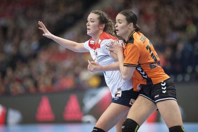 Yvette Broch No 13 Netherlands and Kari Brattset No 13 Norway Netherlands Norway Handball 23 IHF Handball Womens World Cup 15 12 17 Hamburg Hamburg Germany Barclaycard Arena Copyright: xAgentur54Gradx xThomasxSobczakx