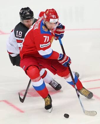 MOSCOW, RUSSIA â€“ DECEMBER 16, 2017: Russiaâ€™s Ilya Kovalchuk (front) and Canadaâ€™s Linden Vey in their 2017-18 Euro Hockey Tour Channel One Cup Ice hockey Eishockey match at the VTB Ice Palace. Anton Novoderezhkin TASS  TS06D696