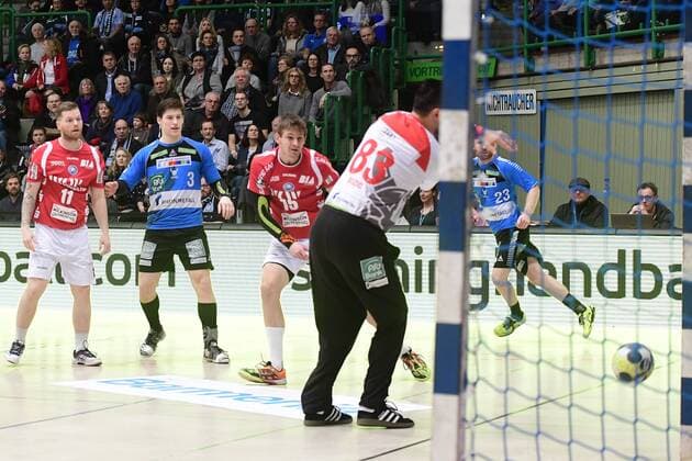 Handball 2 DKB 18 Gameday Bergischer HC vs Rhein Vikings on 16 12 2017 at Uni Halle in Wuppertal BHCs Milan Kotrc Nr 15 successful against Rhein Viking Torhueter Vladimir Bozic Nr 83 wd