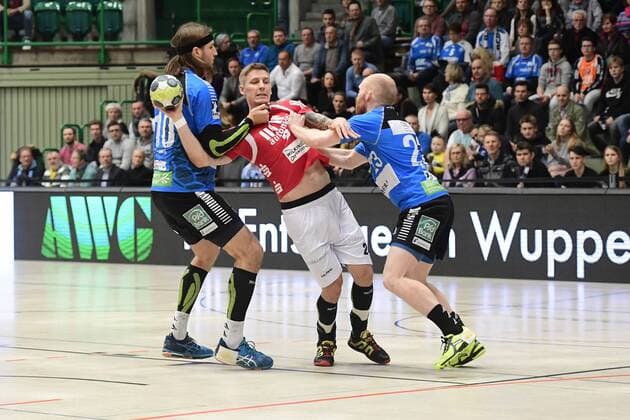 Handball 2 DKB 18 Gameday Bergischer HC vs Rhein Vikings on 16 12 2017 in the Uni Halle in Wuppertal No getting through for BHCs Linus Arnesson Nr 24 at Rhein Viking Nils Artmann Nr 23 and Rhein Viking Thomas Heider Nr 10 wd