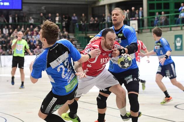 Handball 2 DKB 18 Gameday Bergischer HC vs Rhein Vikings on 16 12 2017 in the Uni Halle in Wuppertal BHCs Jonas Dell Nr 9 goes through 2 Vikings wd