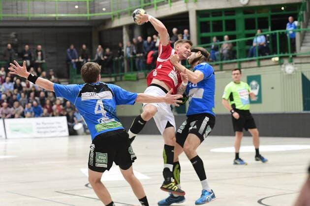 Handball 2 DKB 18 Gameday Bergischer HC vs Rhein Vikings on 16 12 2017 at Uni Halle in Wuppertal No getting around for BHCs Linus Arnesson Nr 24 at Rhein Viking Thomas Heider Nr 10 wd