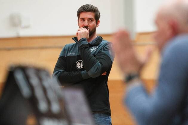 L E Volleys vs TSV Unterhaching II 2 Bundesliga Sued 16 12 2017 Volleyball 2 Bundesliga Sued Maenner Season 2017 2018 L E Volleys Leipzig vs TSV Unterhaching II on 16 12 2017 in the sports hall Bruederstrasse In the picture Coach Christoph Rascher LE Volleys xjkx