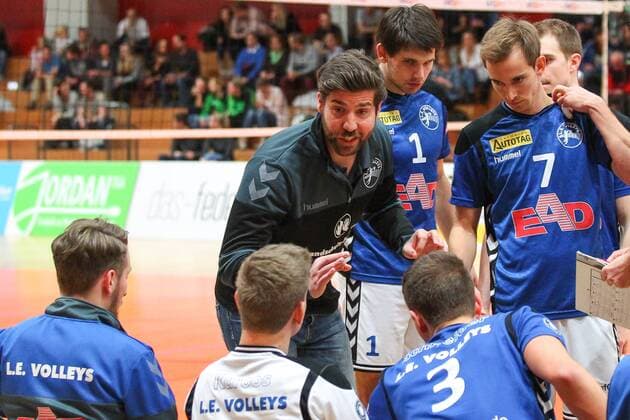 L E Volleys vs TSV Unterhaching II 2 Bundesliga Sued 16 12 2017 Volleyball 2 Bundesliga Sued Maenner Season 2017 2018 L E Volleys Leipzig vs TSV Unterhaching II on 16 12 2017 in the sports hall Bruederstrasse In the picture Coach Christoph Rascher LE Philipp Goerner 7 LE xjkx