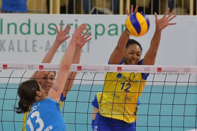 16 12 2017 xtkx volleyball ladies VC Wiesbaden SSC Palmberg Schwerin emspor v l Karolina Bednarova VCW Lauren Barfield Schrin Wiesbaden