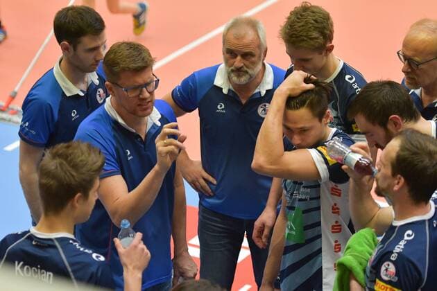 GER VBL SVG Lueneburg vs Netzhoppers Solwo Koenigspark KW 16 12 2017 Lueneburg GER VBL SVG Lueneburg vs. Netzhoppers Solwo Koenigspark KW im Bild Coach Stefan Huebner Hübner Lueneburg speaks to the team nordphoto xWitke nph00002