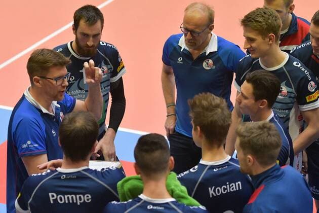 GER VBL SVG Lueneburg vs Netzhoppers Solwo Koenigspark KW 16 12 2017 Lueneburg GER VBL SVG Lueneburg vs. Netzhoppers Solwo Koenigspark KW im Bild Coach Stefan Huebner Hübner Lueneburg speaks to the team nordphoto xWitke nph00002