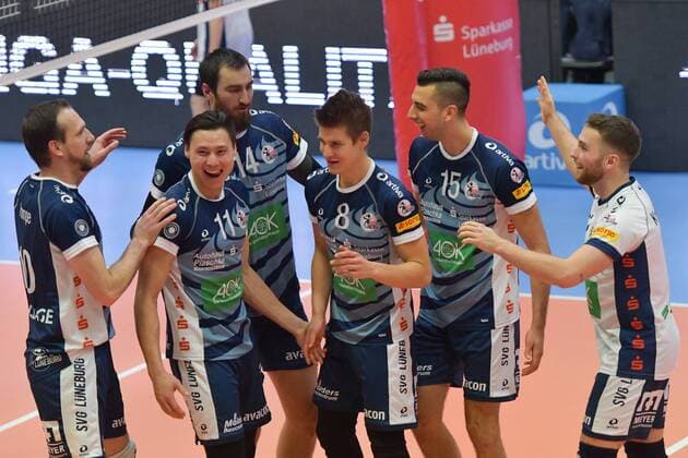 GER VBL SVG Lueneburg vs Netzhoppers Solwo Koenigspark KW 16 12 2017 Lueneburg GER VBL SVG Lueneburg vs. Netzhoppers Solwo Koenigspark KW in the picture the Lueneburg team cheered nordphoto xWitke nph00002