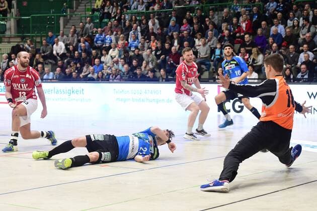 Handball 2 DKB 18 Gameday Bergischer HC vs Rhein Vikings on 16 12 2017 in the Uni Halle in Wuppertal Rhein Viking Felix Handschke Nr 22 against BHCs Christopher Rudek Nr 16 wd