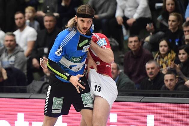 Handball 2 DKB 18 Gameday Bergischer HC vs Rhein Vikings on 16 12 2017 in the Uni Halle in Wuppertal Rhein Viking Thomas Heider Nr 10 against BHCs Kristian Nippes Nr 13 wd
