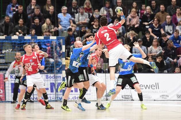Handball 2 DKB 18 Gameday Bergischer HC vs Rhein Vikings on 16 12 2017 in the Uni Halle in Wuppertal BHCs Maximilian Leon Bettin Nr 2 with a jump throw wd