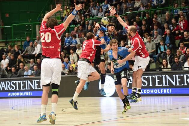 Handball 2 DKB 18 Gameday Bergischer HC vs Rhein Vikings on 16 12 2017 in the Uni Halle in Wuppertal Rhein Viking Thomas Heider Nr 10 with the jump throw wd
