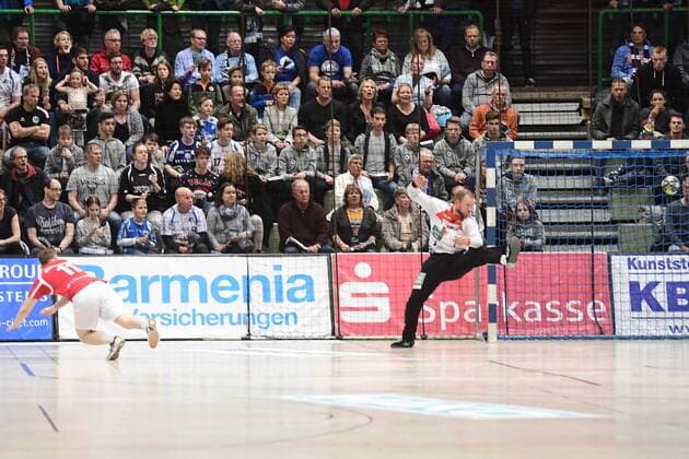 Handball 2 DKB 18 Gameday Bergischer HC vs Rhein Vikings on 16 12 2017 at Uni Halle in Wuppertal BHCs Arnor Thor Gunnarsson No 11 meets Rhein Viking Torhueter Mikkel Moldrup Nr 1 wd