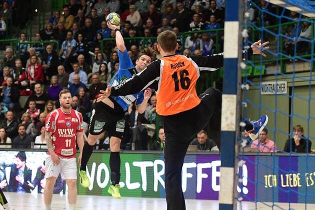 Handball 2 DKB 18 Gameday Bergischer HC vs Rhein Vikings on 16 12 2017 in the Uni Halle in Wuppertal Rhein Viking Felix Handschke Nr 22 against BHCs Christopher Rudek Nr 16 wd