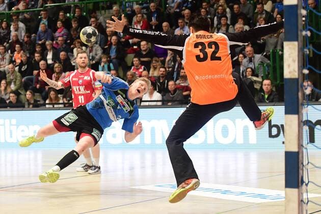 Handball 2 DKB 18 Gameday Bergischer HC vs Rhein Vikings on 16 12 2017 in the Uni Halle in Wuppertal Rhein Viking Thomas Track No. 24 against BHCs Janis Boieck wd