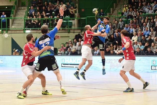 Handball 2 DKB 18 Gameday Bergischer HC vs Rhein Vikings on 16 12 2017 in the Uni Halle in Wuppertal BHCs Kristian Nippes Nr 13 against Rhein Viking Thomas Heider Nr 10 wd