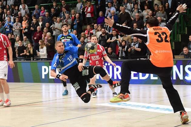 Handball 2 DKB 18 Gameday Bergischer HC vs Rhein Vikings on 16 12 2017 in the Uni Halle in Wuppertal Rhein Viking Teo Coric Nr 18 against BHCs Janis Boieck Nr 32 wd