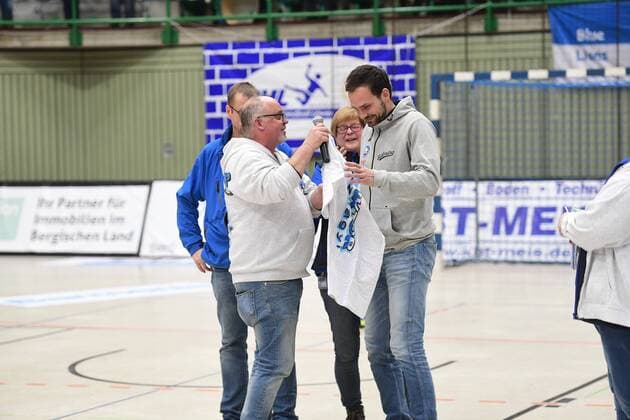 Handball 2 DKB 18 Gameday Bergischer HC vs Rhein Vikings on 16 12 2017 in the Uni Halle in Wuppertal Farewell to BHCs Sporting Director Viktor Szilagyi re wd