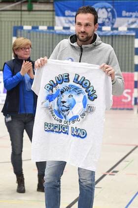 Handball 2 DKB 18 Matchday Bergischer HC vs Rhein Vikings on 16 12 2017 in the University of Halle in Wuppertal Farewell to BHCs sports director Viktor Szilagyi wd