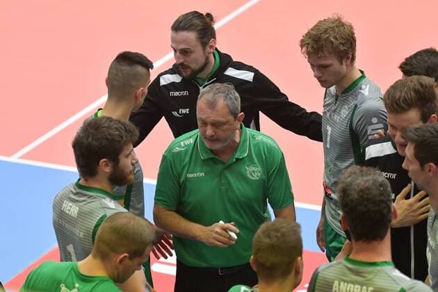 GER VBL SVG Lueneburg vs Netzhoppers Solwo Koenigspark KW 16 12 2017 Lueneburg GER VBL SVG Lueneburg vs. Netzhoppers Solwo Koenigspark KW im Bild Coach Mirko Culic Netzhoppers speaks with his team nordphoto xWitke nph00002