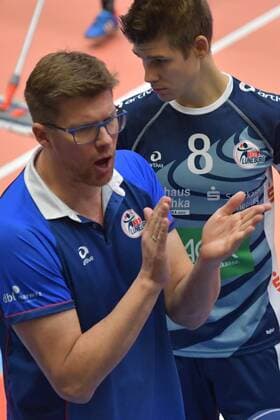 GER VBL SVG Lueneburg vs Netzhoppers Solwo Koenigspark KW 16 12 2017 Lueneburg GER VBL SVG Lueneburg vs. Netzhoppers Solwo Koenigspark KW im Bild Coach Stefan Huebner Hübner Lueneburg speaks to the team nordphoto xWitke nph00002