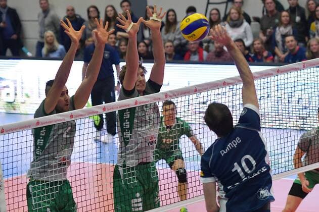 GER VBL SVG Lueneburg vs. Netzhoppers Solwo Koenigspark Week 16 12 2017 Lueneburg GER VBL SVG Lueneburg vs. Netzhoppers Solwo Koenigspark KW pictured Matthias Pompe Lueneburg 10 tries to beat Filip Gavenda Netzhoppers 02 and Paul Sprung Netzhoppers 14 nordphoto xWitke nph00002