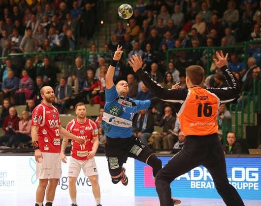 HBL 2 Handball Bundesliga Season 2017 2018 18 Matchday Bergischer HC HC Rhein Vikings Teo Coric Rhein Vickings lobs the ball over the net. Christopher Rudeck scores on the left Kristian Nippes and Arnor Gunnarsson all the Bergischer HC