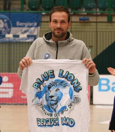 HBL 2 Handball Bundesliga Season 2017 2018 18 Matchday Bergischer HC HC Vikings Viktor Szilagyi Bergischer HC got goodbye a shirt from the fan club Blue Lions