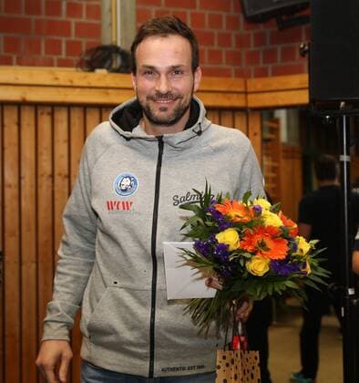 HBL 2 Handball Bundesliga Season 2017 2018 18 Matchday Bergischer HC HC Rhein Vikings farewell to Viktor Szilagyi Bergischer HC flowers were also from the opponent Rhein Vikings