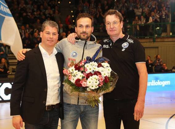 HBL 2 Handball Bundesliga Season 2017 2018 18 Matchday Bergischer HC HC Rhein Vikings to say goodbye to Viktor Szilagyi Bergischer HC flowers were from manager Jörg Föste right and Philipp Tychy Maketing