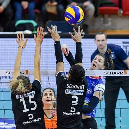 VBL Allianz MTV Stuttgart vs Red Ravens Vilsbiburg 16 December 2017 Allianz MTV Stuttgart Volleyball Bundesliga Women Season 2017 18 in blue against Red Ravens Vilsbiburg in black 7 Renata Sandor against 15 Jennifer Pettke and 3 Dayana Segovia PHOTO TOM BLOCH xtbx