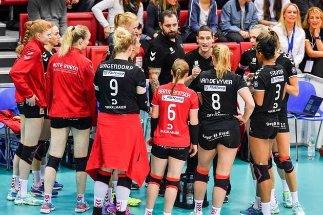 VBL Allianz MTV Stuttgart vs Red Ravens Vilsbiburg 16 December 2017 Allianz MTV Stuttgart Volleyball Bundesliga Women Season 2017 18 in blue against Red Raven Vilsbiburg in black Coach Timothy Lippuner Timo Lippuner Vilsbiburg PHOTO TOM BLOCH xtbx