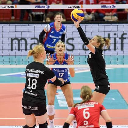 VBL Allianz MTV Stuttgart vs Red Ravens Vilsbiburg 16 December 2017 Allianz MTV Stuttgart Volleyball Bundesliga Women Season 2017 18 in blue against Red Ravens Vilsbiburg in black 17 Paige Tapp in the block against 18 Leonie Schwertmann and 12 Clarisa Sagardia PHOTO TOM BLOCH xtbx