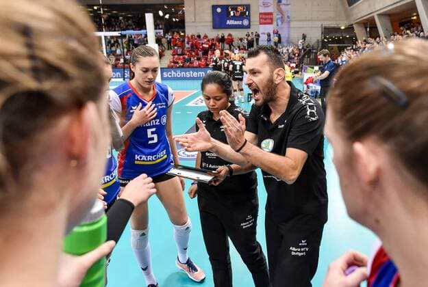 VBL Allianz MTV Stuttgart vs Red Ravens Vilsbiburg 16 December 2017 Allianz MTV Stuttgart Volleyball Bundesliga Women Season 2017 18 in blue against Red Ravens Vilsbiburg in black Coach Giannis Athanasopoulos left beside Co Coach Tamari Miyashiro 5 Molly McCage PHOTO TOM BLOCH xtbx