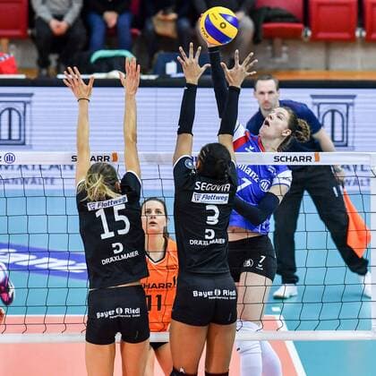 VBL Allianz MTV Stuttgart vs Red Ravens Vilsbiburg 16 December 2017 Allianz MTV Stuttgart Volleyball Bundesliga Women Season 2017 18 in blue against Red Ravens Vilsbiburg in black Renata Sandor against 15 Jennifer Pettke and 3 Dayana Segovia PHOTO TOM BLOCH xtbx